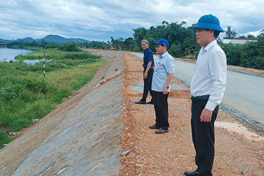 Lãnh đạo phường Phong Thái kiểm tra, chỉ đạo ứng phó với mưa lũ