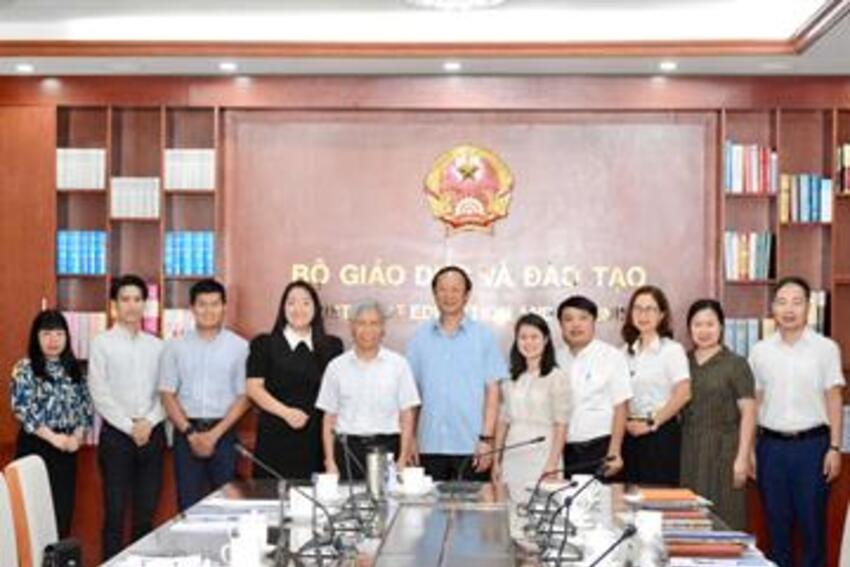Thứ trưởng Thường trực Phạm Ngọc Thưởng làm việc với Trường THPT Trí Đức