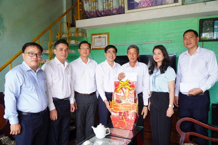 Lãnh đạo Thành ủy Đà Nẵng thăm người có công cách mạng xã Tam Anh