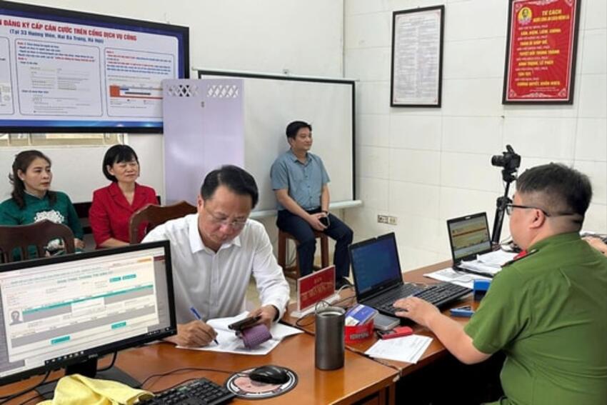 Phường Hai Bà Trưng: Làm việc 3 ca đổi thẻ Đảng cho hơn 6.000 đảng viên