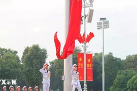 Hàng nghìn người dân tham dự Lễ Thượng cờ tại Quảng trường Ba Đình