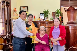 Bí thư Tỉnh ủy Hồ Quốc Dũng thăm, tặng quà các gia đình chính sách