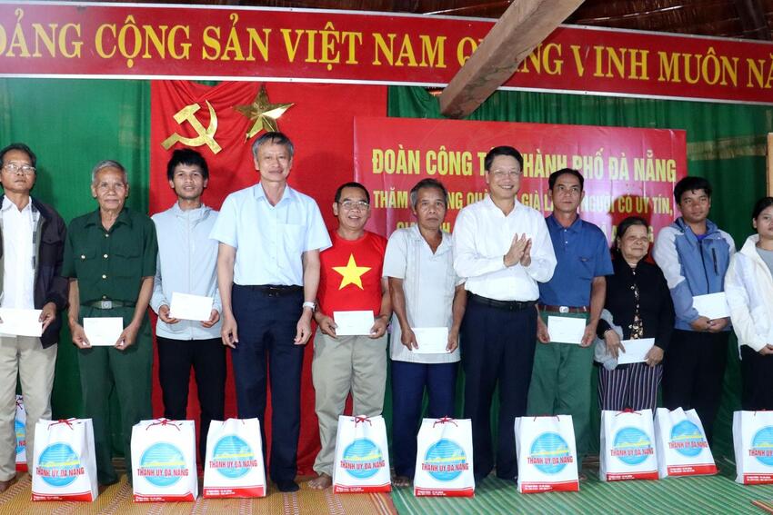 Phó Bí thư Thành ủy Ngô Xuân Thắng làm việc với Đảng ủy xã A Vương