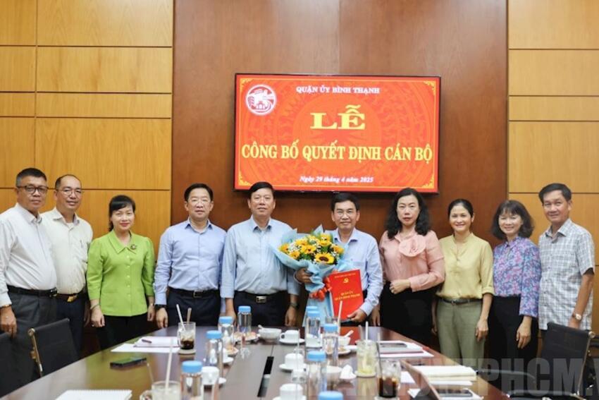 Trao quyết định nghỉ hưu trước tuổi theo nguyện vọng cho đồng chí Nguyễn Văn Cảnh