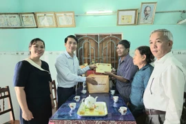 Phó Bí thư Tỉnh ủy Nguyễn Ngọc Lương thăm, tặng quà các gia đình chính sách