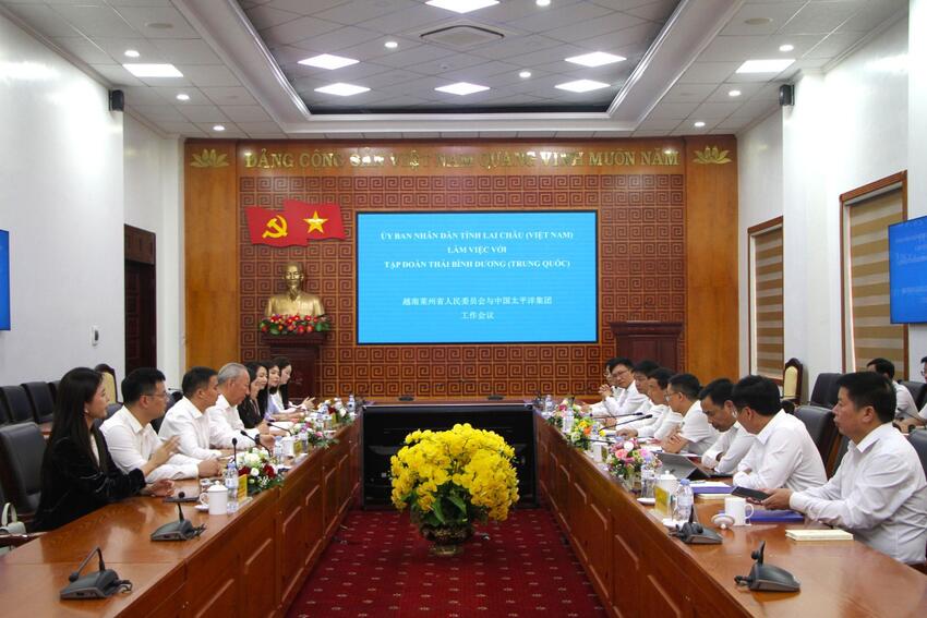 Chủ tịch UBND tỉnh Lê Văn Lương làm việc với Đoàn công tác Tập đoàn Xây dựng Thái Bình Dương (Trung Quốc)