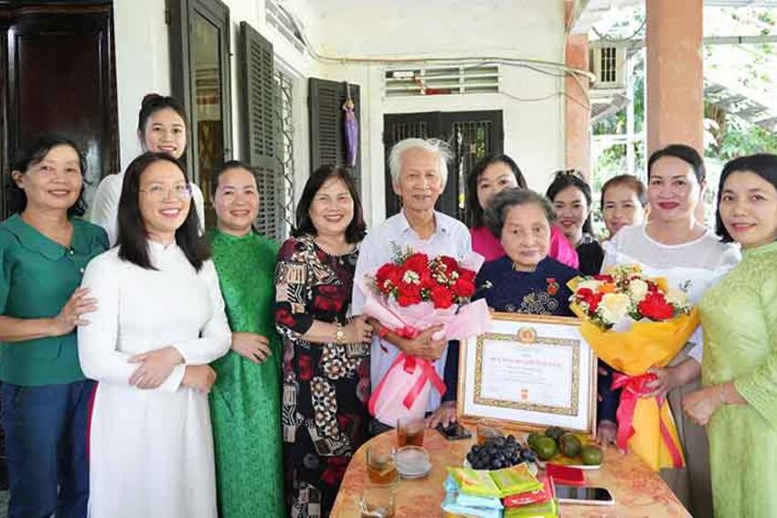 Đảng ủy phường Hương Trà tổ chức trao Huy hiệu Đảng dịp 2/9