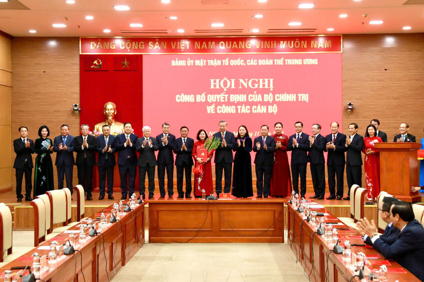 Bộ Chính trị điều động, phân công, chỉ định đồng chí Bùi Thị Minh Hoài giữ chức Bí thư Đảng ủy MTTQ, các đoàn thể Trung ương