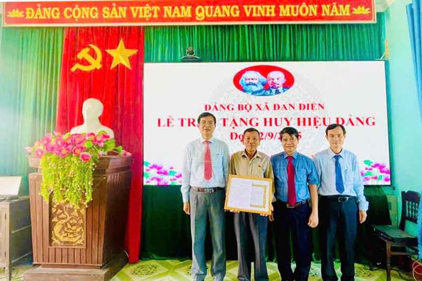 Đan Điền: Trao tặng Huy hiệu Đảng đợt 02/9/2025 cho 09 đồng chí đảng viên