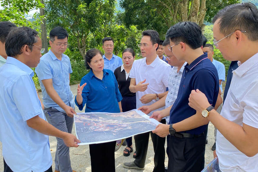 Bí thư Tỉnh ủy Giàng Páo Mỷ và Đoàn công tác của tỉnh kiểm tra phương án xây dựng Trường phổ thông Nội trú liên cấp Tiểu học và Trung học cơ sở xã Phong Thổ