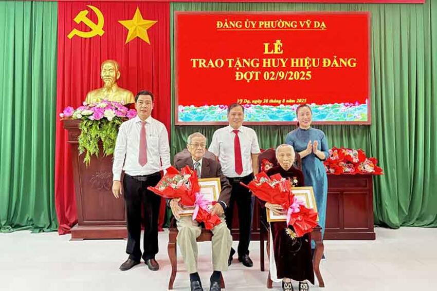 Phường Vỹ Dạ long trọng tổ chức Lễ trao Huy hiệu Đảng đợt 02/9/2025