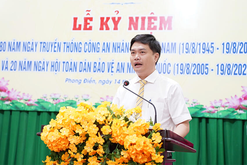 Phong Điền: Bí thư Đảng ủy dự lễ kỷ niệm 80 năm ngày truyền thống Công an nhân dân Việt Nam và 20 năm Ngày hội toàn ...