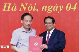 Thủ tướng trao quyết định điều động, bổ nhiệm 8 lãnh đạo các bộ, cơ quan