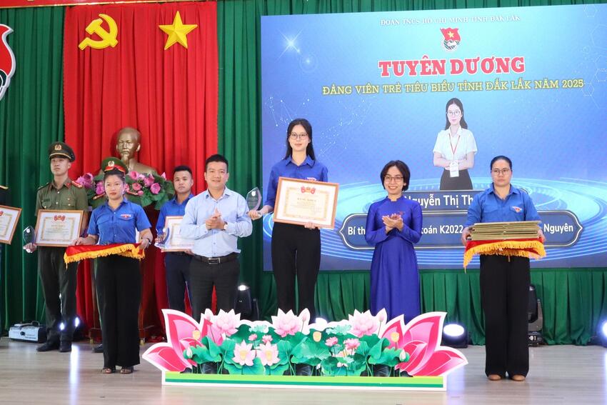Tuyên dương 33 đảng viên trẻ tiêu biểu trên các lĩnh vực