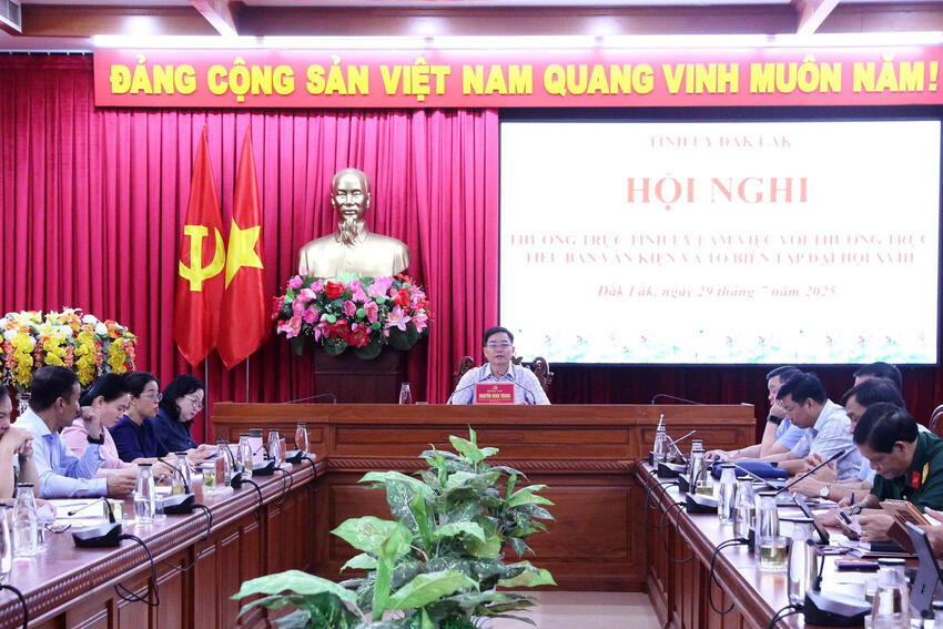 Thường trực Tỉnh ủy làm việc với Tiểu ban văn kiện Đại hội đại biểu Đảng bộ tỉnh lần thứ XVIII nhiệm kỳ 2025-2030.