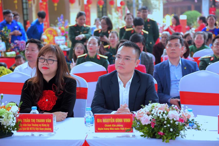 Ngân hàng Nhà nước trao tặng quà Tết cho các hộ gia đình chính sách, hộ gia đình và trẻ em có hoàn cảnh khó khăn trên địa bàn phường Hồng Hà