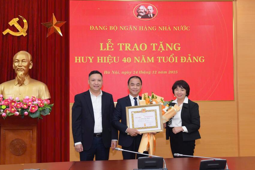 Trao tặng Huy hiệu 40 năm tuổi Đảng cho đảng viên Phạm Ngọc Khánh