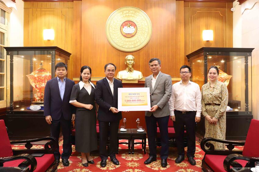 Bộ Nội vụ trao hơn 1 tỷ đồng ủng hộ đồng bào khu vực miền Trung, Tây Nguyên khắc phục hậu quả mưa, lũ                                                                                         02/12/2025 11:21                                                 -