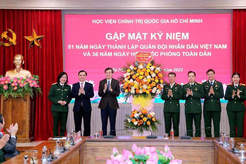Gặp mặt kỷ niệm 81 năm Ngày thành lập Quân đội nhân dân Việt Nam và 36 năm Ngày hội Quốc phòng toàn dân