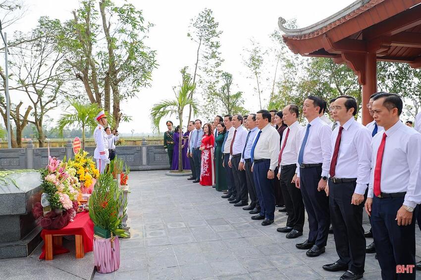 Đồng chí Ủy viên Bộ Chính trị, Giám đốc Học viện, Chủ tịch Hội đồng Lý luận Trung ương dâng hương tưởng niệm Đại thi hào Nguyễn Du