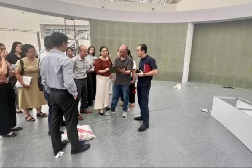 Thứ trưởng Lê Thị Thu Hằng kiểm tra công tác chuẩn bị không gian trưng bày của ngành Ngoại giao tại Triển lãm thành tựu đất nước