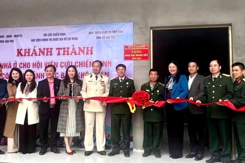 Ấm áp nghĩa tình đồng đội: Trao tặng “nhà tình nghĩa” cho cựu chiến binh tại Lào Cai
