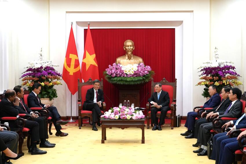 Đồng chí Trần Văn Rón, Ủy viên Trung ương Đảng, Phó Chủ nhiệm Thường trực Ủy ban Kiểm tra Trung ương tiếp Đoàn đại biểu cấp cao Đảng Hành động Nhân dân Singapore