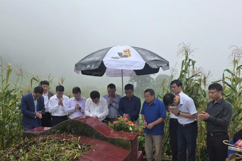 Đồng chí Hà Quốc Trị, Phó Chủ nhiệm Ủy ban Kiểm tra Trung ương viếng liệt sỹ Giàng A Sùng, nguyên Chủ nhiệm Ủy ban Kiểm tra huyện Sìn Hồ, tỉnh Lai Châu