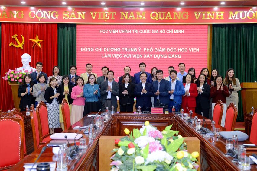 Đồng chí Phó Giám đốc Học viện Chính trị quốc gia Hồ Chí Minh làm việc với Viện Xây dựng Đảng
