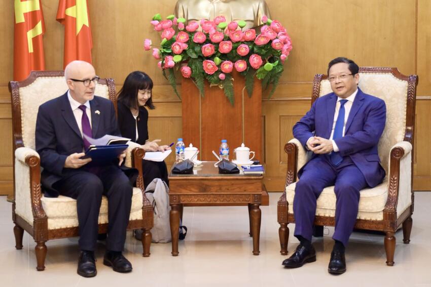 Phó Trưởng Ban Chính sách, chiến lược Trung ương Nguyễn Đức Hiển chủ trì làm việc với Đặc phái viên của Thủ tướng Anh về thương mại