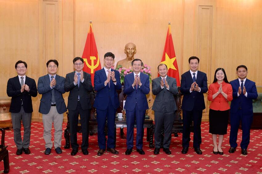 Đồng chí Uỷ viên Bộ Chính trị, Giám đốc Học viện tiếp Tổng Giám đốc Samsung Việt Nam