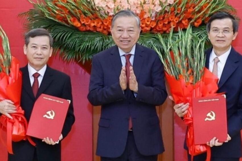 Công bố và trao Quyết định của Bộ Chính trị phân công, bổ nhiệm, chỉ định cán bộ