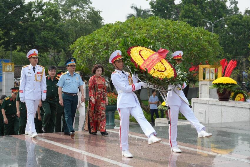 Hội Cựu Chiến binh Cơ quan Ủy ban Kiểm tra Trung ương viếng Đài tưởng niệm các Anh hùng liệt sĩ