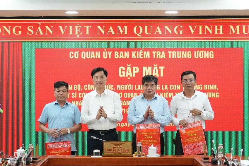 Lãnh đạo Cơ quan UBKT Trung ương gặp mặt cán bộ, công chức, người lao động là con thương binh, liệt sĩ nhân dịp kỷ niệm 78 năm Ngày Thương binh - Liệt sĩ