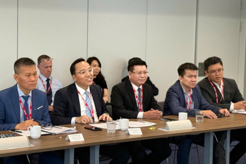 Thứ trưởng Nguyễn Hoàng Long tham dự tọa đàm về điện gió ngoài khơi tại Vương quốc Anh