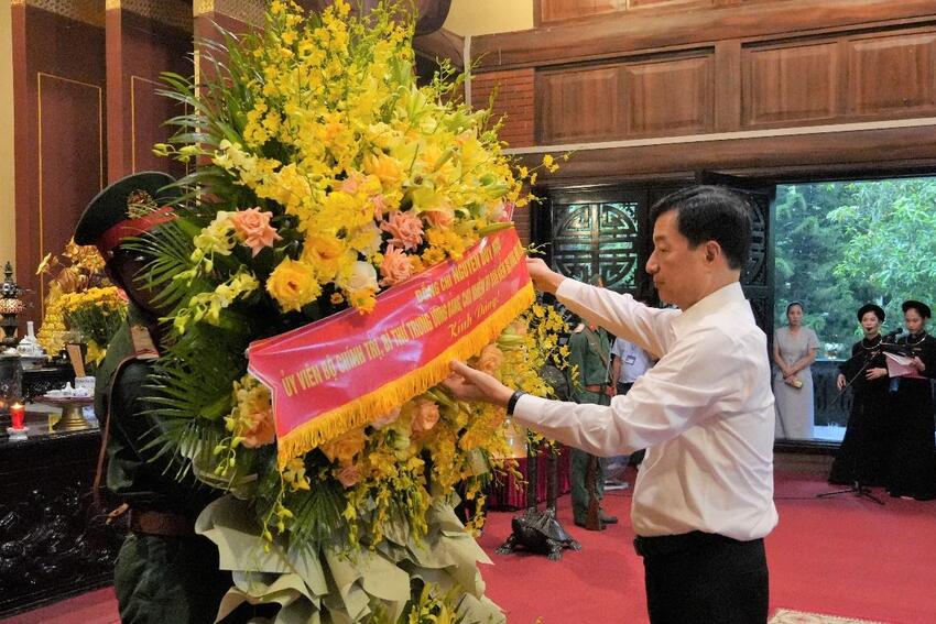 Đồng chí Nguyễn Duy Ngọc, Ủy viên Bộ Chính trị, Bí thư Trung ương Đảng, Chủ nhiệm Ủy ban Kiểm tra Trung ương dâng hương tại ATK Định Hóa, tỉnh Thái Nguyên và thăm gia đình người có công tại tỉnh Lạng Sơn