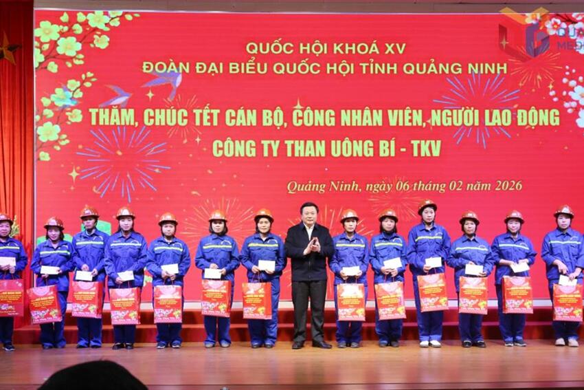 Đồng chí Chủ tịch Hội đồng Lý luận Trung ương và Đoàn ĐBQH tỉnh Quảng Ninh thăm, chúc Tết công nhân, người lao động Công ty Than Uông Bí