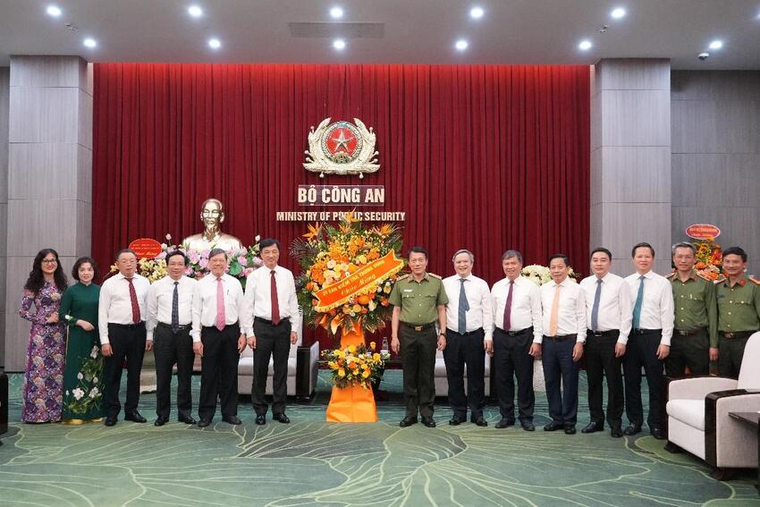 Đồng chí Nguyễn Duy Ngọc, Ủy viên Bộ Chính trị, Bí thư Trung ương Đảng, Chủ nhiệm Ủy ban Kiểm tra Trung ương thăm, tặng hoa chúc mừng Bộ Công an