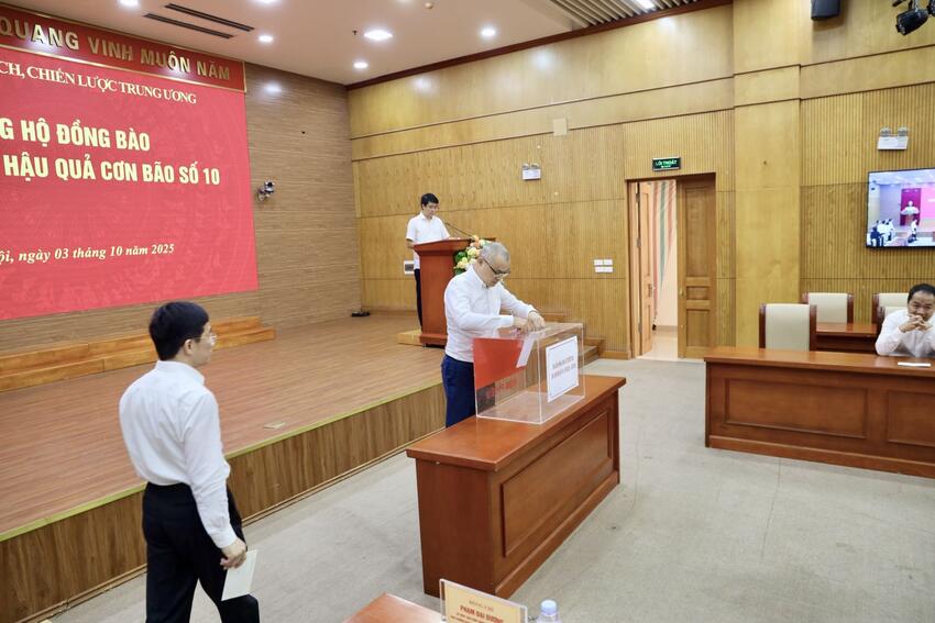 Ban Chính sách, chiến lược Trung ương ủng hộ đồng bào khắc phục hậu quả do bão số 10 gây ra