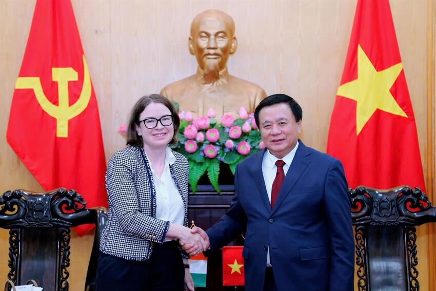 Đồng chí Uỷ viên Bộ Chính trị, Giám đốc Học viện Chính trị quốc gia Hồ Chí Minh, Chủ tịch Hội đồng Lý luận Trung ương tiếp Đại sứ Cộng hoà Ireland tại Việt Nam