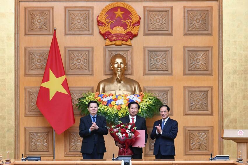 Phó Thủ tướng Chính phủ Bùi Thanh Sơn trao Quyết định bổ nhiệm Thứ trưởng Thường trực Bộ Nội vụ                                                                                         01/10/2025 06:00                                                 -