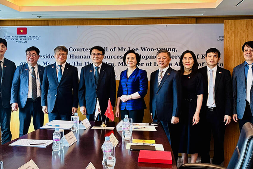 Bộ trưởng Bộ Nội vụ tiếp và làm việc với Chủ tịch Cơ quan phát triển nguồn nhân lực Hàn Quốc - HRDK                                                                                         13/08/2025 11:42                                                 -