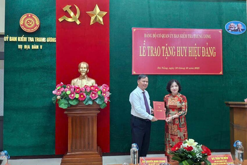 Đảng ủy Cơ quan UBKT Trung ương tổ chức Lễ trao tặng Huy hiệu 30 năm tuổi Đảng cho đồng chí Nguyễn Minh Quang, Phó Chủ nhiệm UBKT Trung ương