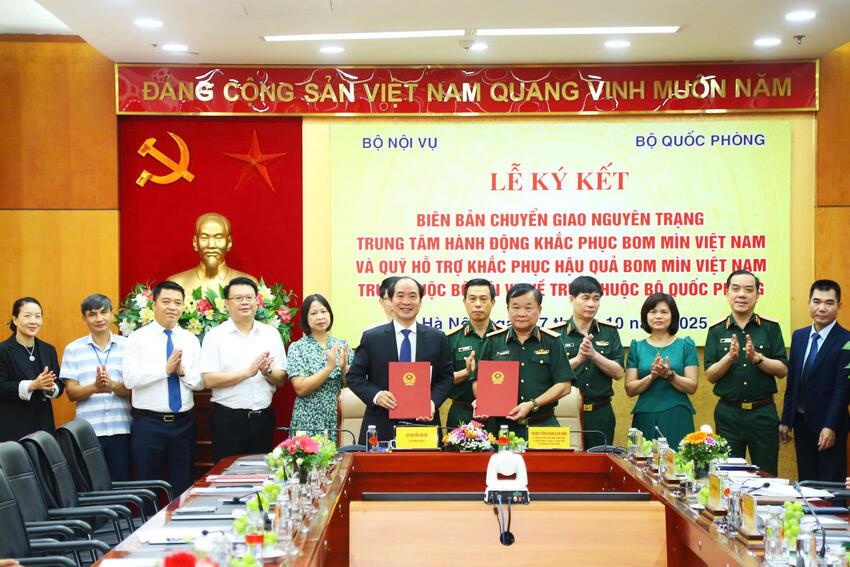 Lễ ký kết Biên bản chuyển giao nguyên trạng Trung tâm hành động khắc phục bom mìn Việt Nam và Quỹ hỗ trợ khắc phục hậu quả bom mìn Việt Nam trực thuộc Bộ Nội vụ về trực thuộc Bộ Quốc phòng                                                                                         17/10/2025 10:49                                                 -