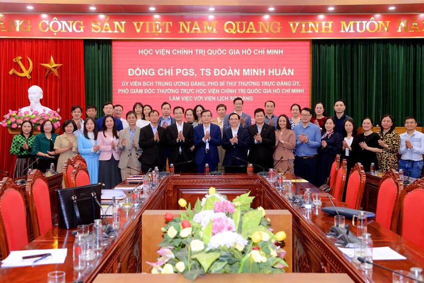 Đồng chí Ủy viên Trung ương Đảng, Phó Giám đốc thường trực Học viện Chính trị quốc gia Hồ Chí Minh làm việc với Viện Lịch sử Đảng