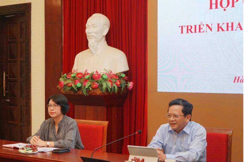 Đồng chí Nguyễn Đức Hiển - Phó Trưởng Ban Chính sách, chiến lược Trung ương tham dự và chỉ đạo cuộc họp giao ban triển khai công tác định kỳ và chúc mừng sinh nhật cán bộ, viên chức tháng 8 tại Viện Nghiên cứu Chính sách và Chiến lược