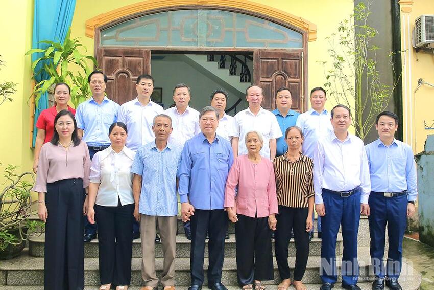 Lãnh đạo Ủy ban Kiểm tra Trung ương thăm hỏi, tri ân gia đình người có công nhân kỷ niệm 78 năm ngày Thương binh - Liệt sĩ