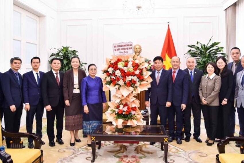 Đoàn đại biểu Đại sứ quán Lào tại Việt Nam chúc mừng nhân kỷ niệm 96 năm Ngày thành lập Đảng