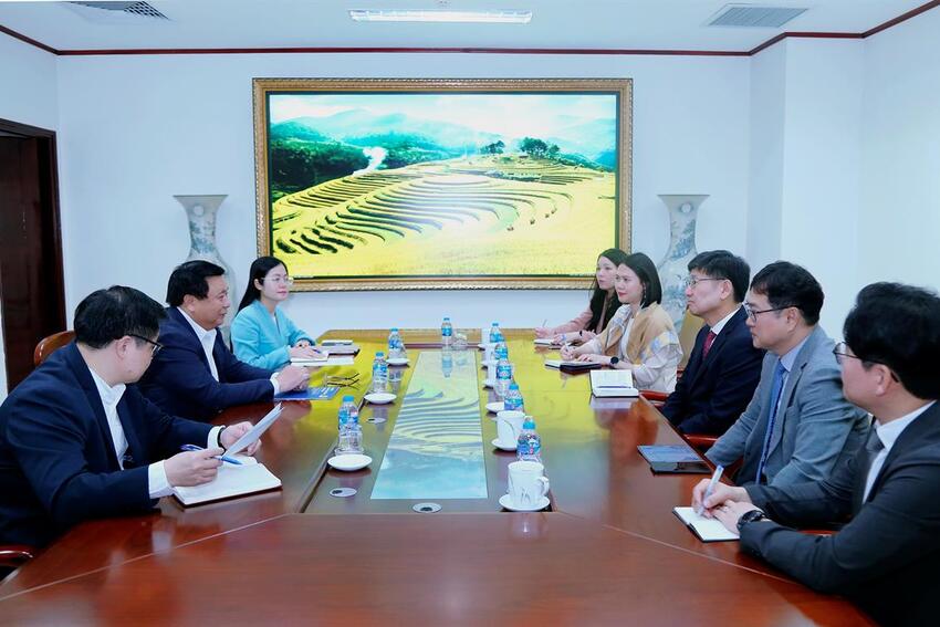 Đồng chí Chủ tịch Hội đồng Lý luận Trung ương tiếp Tổng Giám đốc Samsung Việt Nam