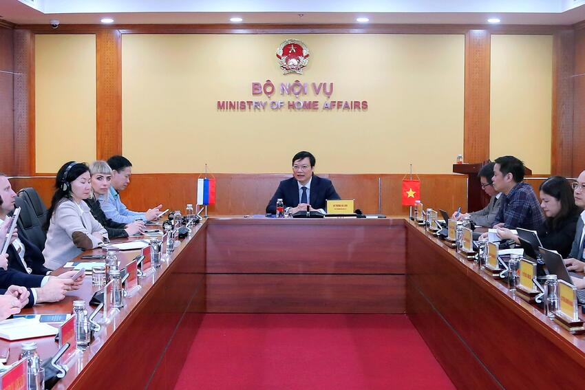 Thứ trưởng Trương Hải Long: Chia sẻ kinh nghiệm phát triển hành chính công và tuyển dụng nhân sự với Đoàn công chức cấp cao Liên bang Nga                                                                                         11/12/2025 15:54                                                 -